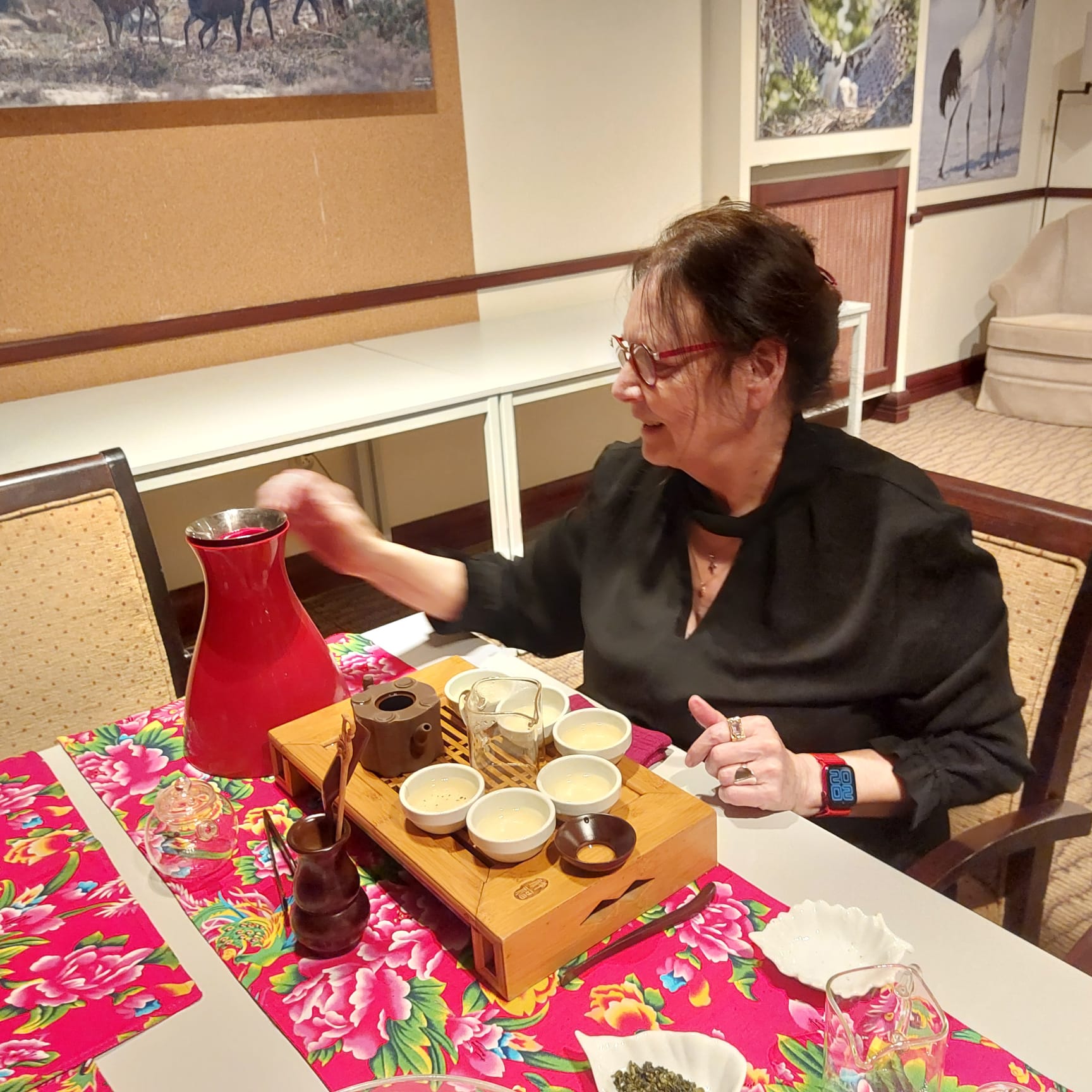 zetten van thee met authentieke kleie theepot